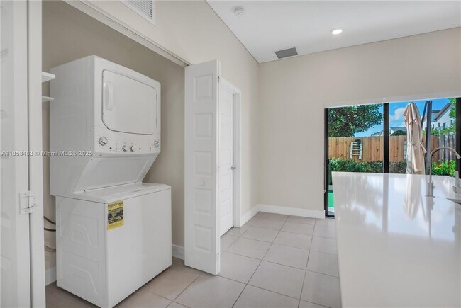 Building Photo - 8151 NW 104th Ave