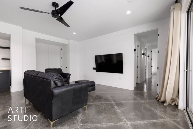 Building Photo - Beautiful 6 Bedroom 4.5 Bathroom Home in D...