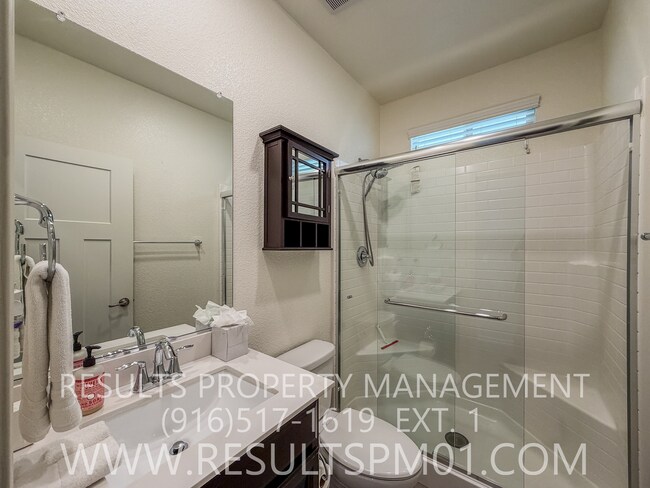 Building Photo - Beautiful Roseville 4 Bedroom Home
