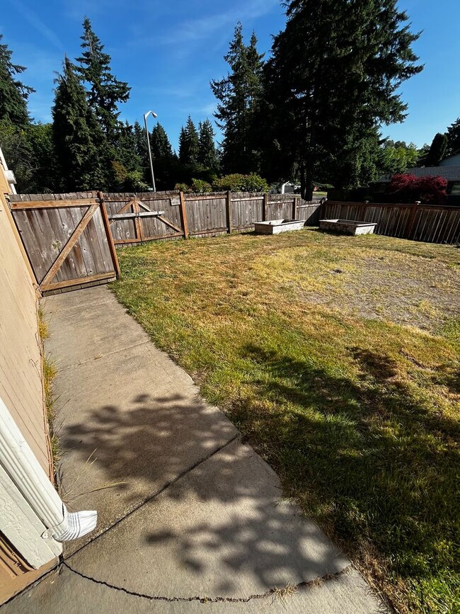 Building Photo - Quiet 3 bedroom, 1.5 bath and 1 car garage...
