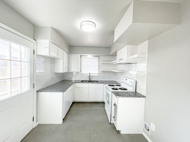 Building Photo - 3 Bed/1.5 Bath/2 car garage home in Midwest City.