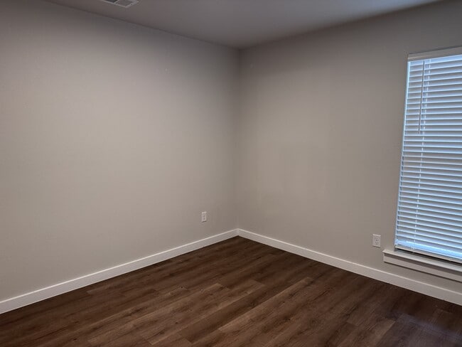 Building Photo - 520 Thicket Dr