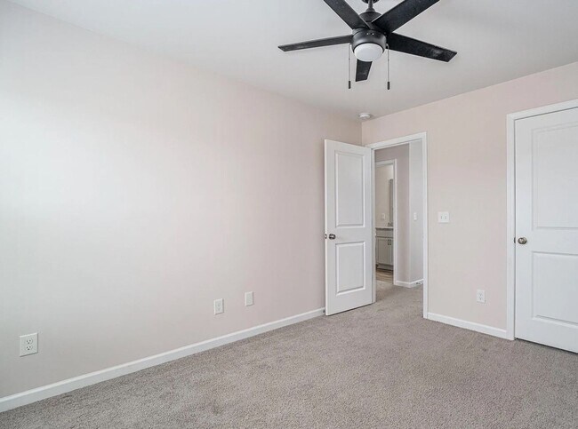 Building Photo - Spacious 3-Bed, 2.5-Bath End Unit Townhome