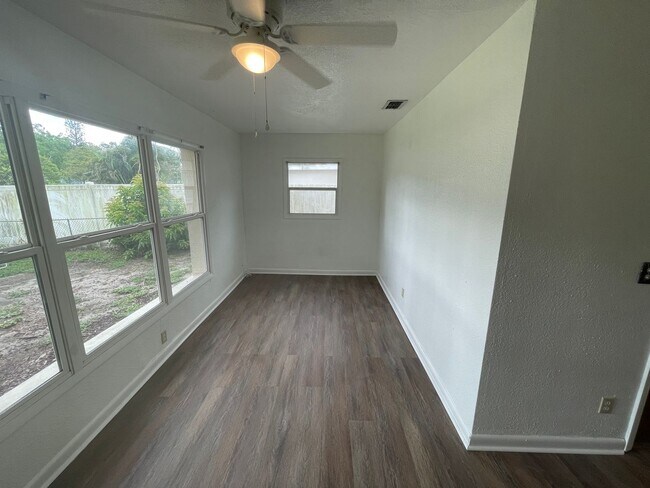 Building Photo - Charming 3-Bedroom Home with 1 Bath and 1-...
