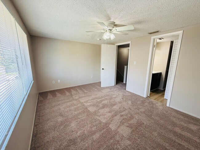 Building Photo - Charming 3 bedroom 1.5 bath condo for rent