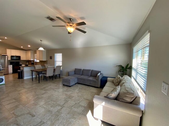 Building Photo - 149 Red Sun Dr