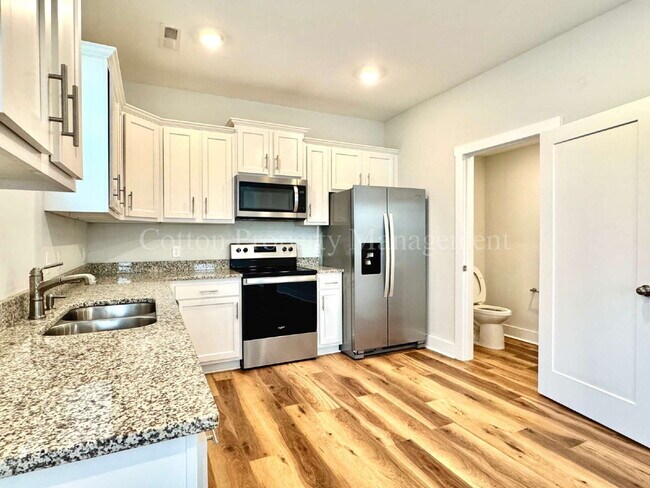 Building Photo - Modern 3BR/2.5BA Townhome | $1,900/mo. | P...