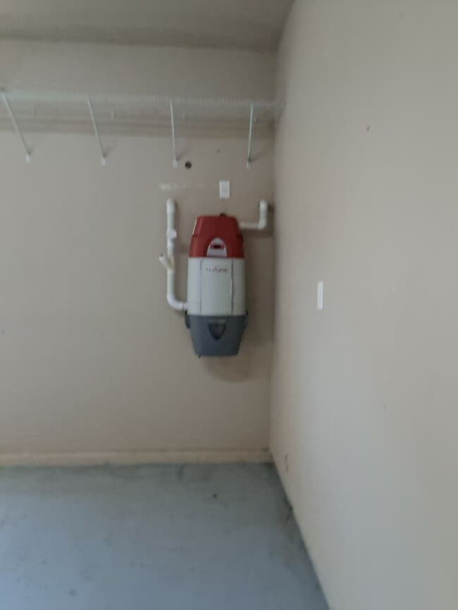 Building Photo - 2204 Estes Rd