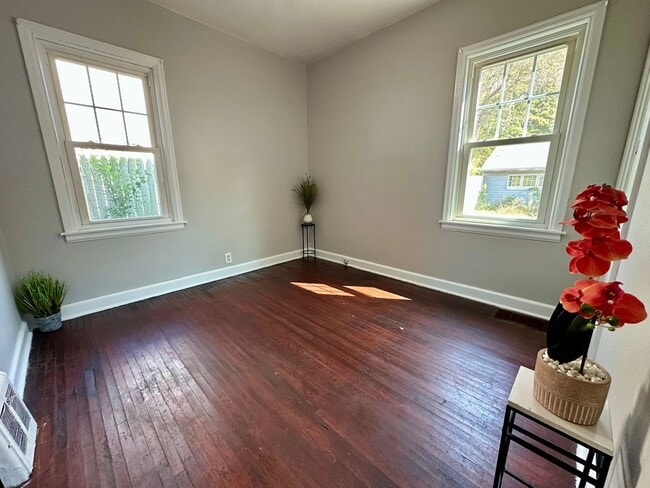 Building Photo - 3 bed, 1 bath home for rent in Waterloo