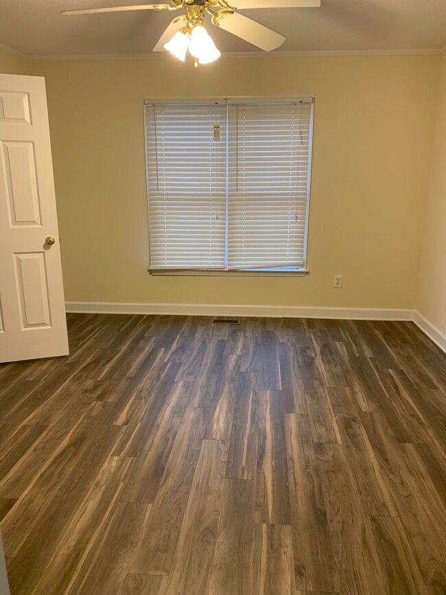 Building Photo - MOVE IN TODAY WITH NEW RENT AMOUNT! 717 St...