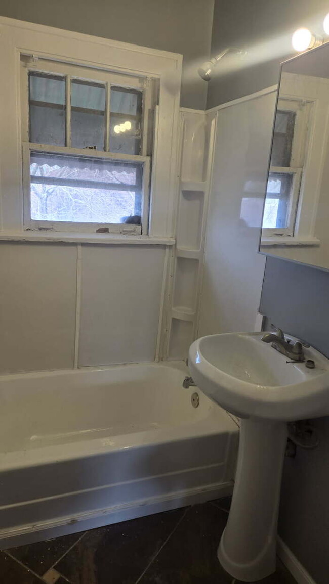 Building Photo - 2 Bedroom 1 bathroom Apartment for rent