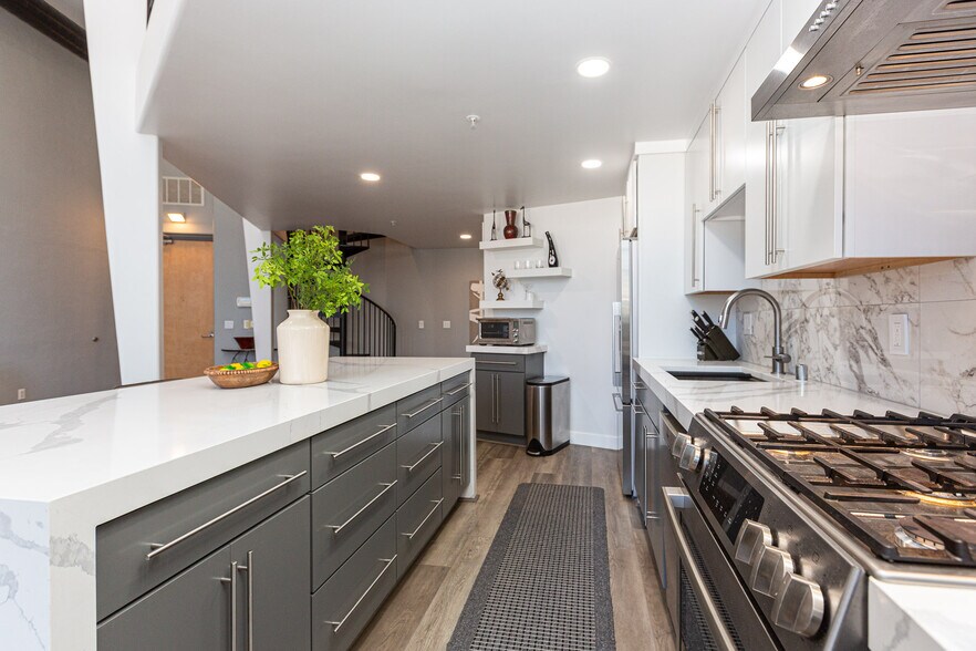 Building Photo - 346 1st St