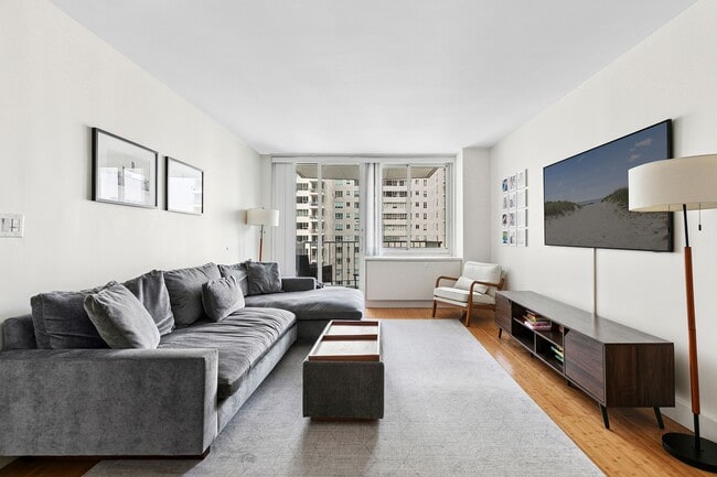 Building Photo - 220 E 65th St