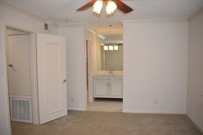 Building Photo - 6501 Gambier Ln