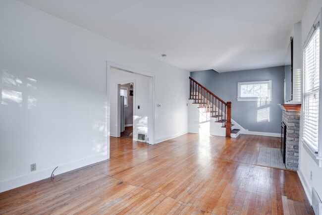 Building Photo - 826 N Center St