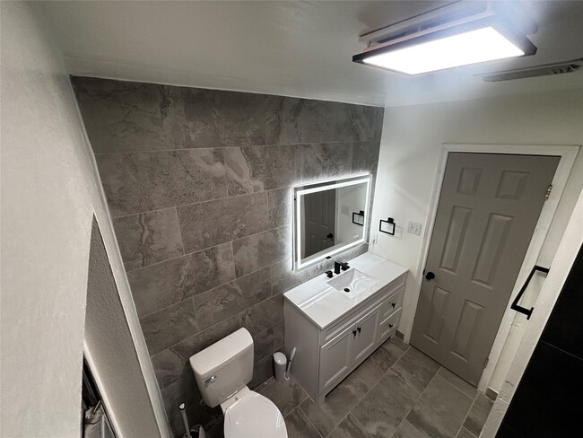 Building Photo - 5910 Bent Tree Ct