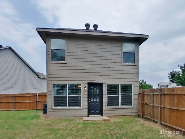 Building Photo - 1532 Pine Ln