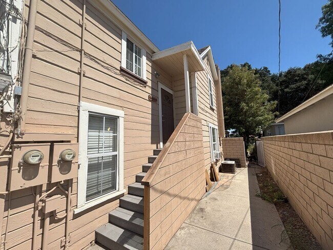 Building Photo - Charming 2 Bedroom 1 Bath Close to Downtown