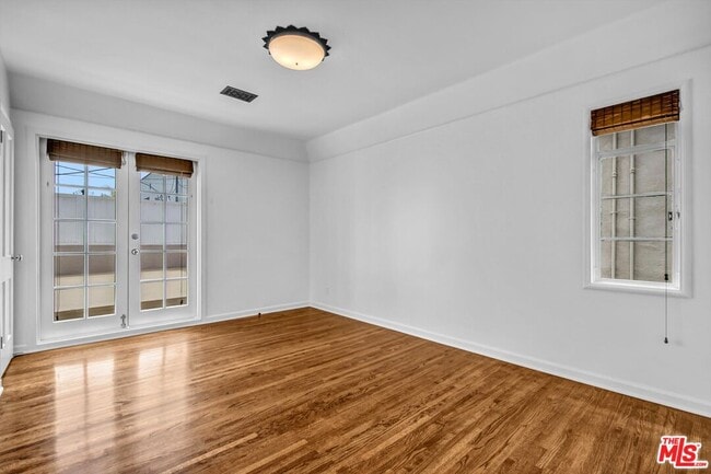 Building Photo - 350 S Roxbury Dr