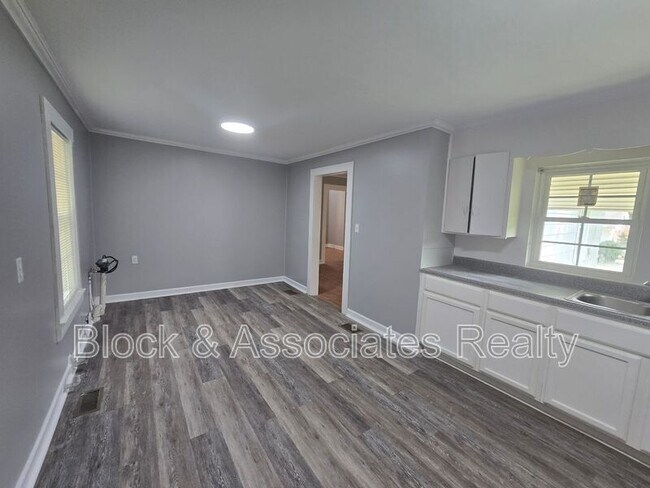 Building Photo - 909 Gaines Ave