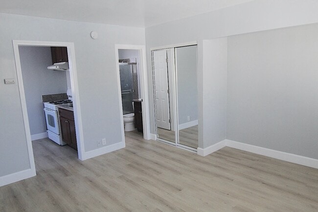 Building Photo - 3345 Del Mar Ave