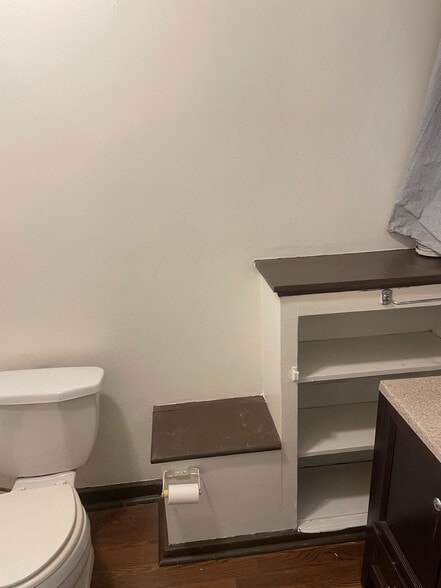 Bathroom 3 - 405 Toledo St