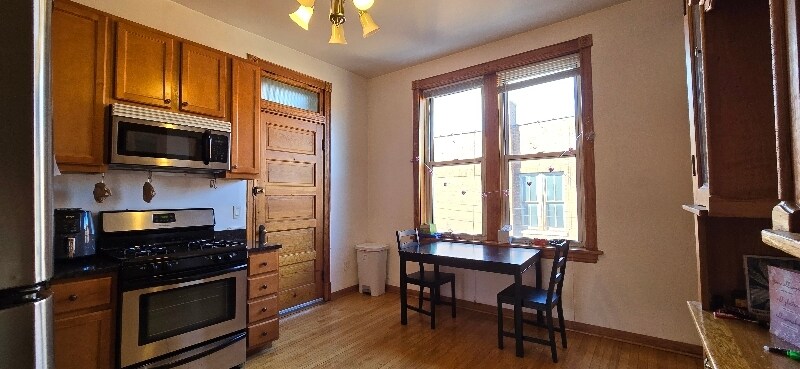 Building Photo - 2342 W Walton St