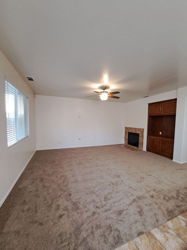 Building Photo - Comfortable Two-Story 4BR Home in Fresno!