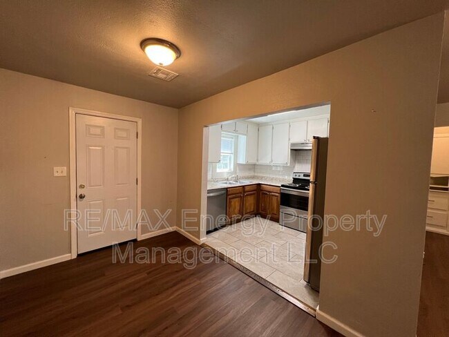 Building Photo - 2224 Doris Ave