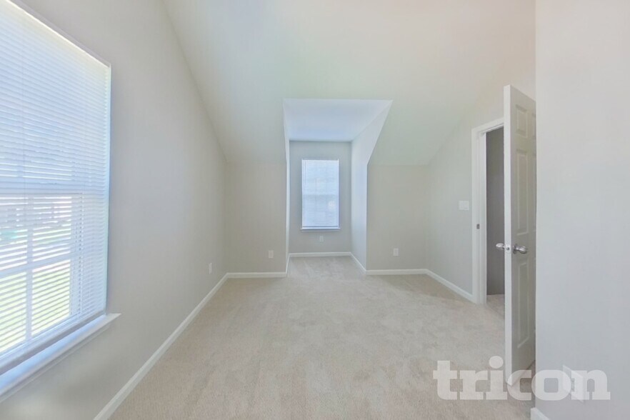Building Photo - 1131 Delander Ln