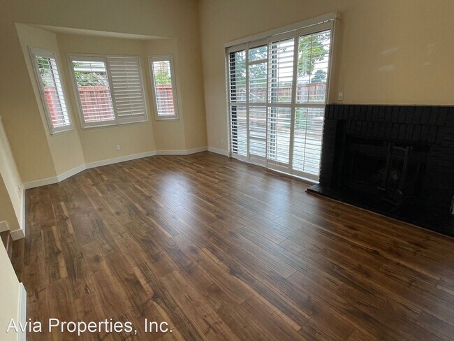 Building Photo - 2 br, 2.5 bath House - 33 Crown Circle