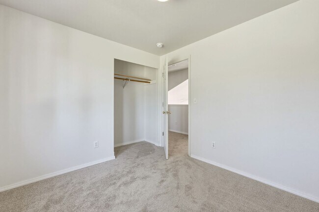 Building Photo - Move in Ready now! 3 bed 2.5ba - Olympia School District