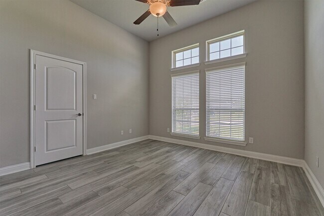 Building Photo - 180 Racetrack Ln