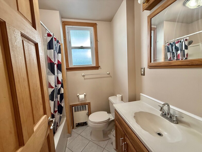 Building Photo - 216 Laurel Ave