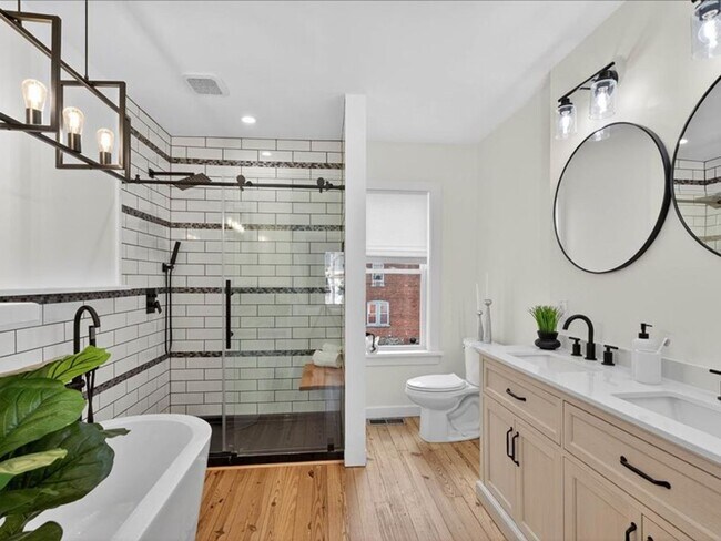 Building Photo - Gorgeous 4 Bedroom 2.5 Bathroom Available ...