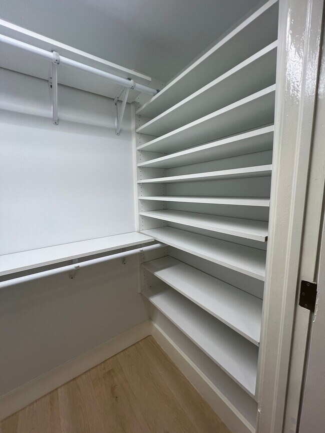 Building Photo - 910 W Hallam St