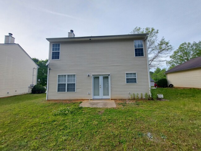 Building Photo - Spacious Home in Quiet Neighborhood