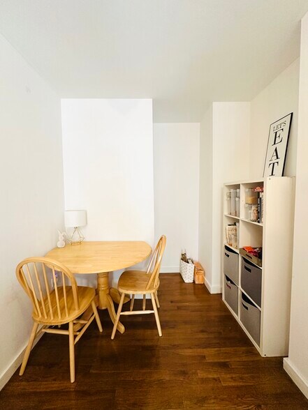 Building Photo - 458 Park Dr