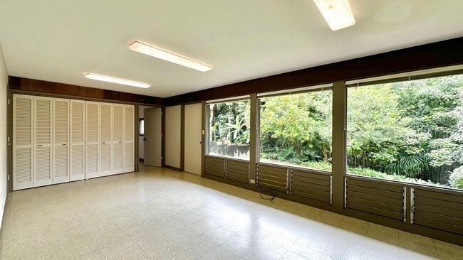 Building Photo - Spacious 3 BED/3 BATH Classic Maunawili Ho...