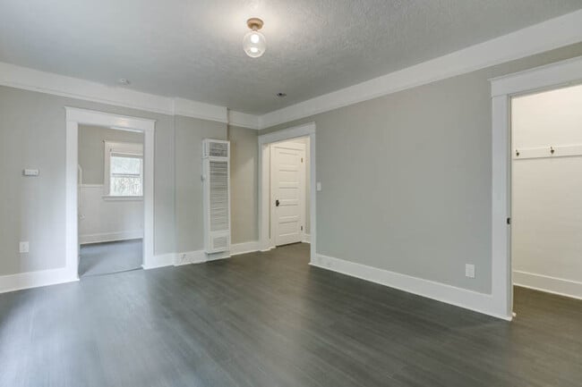 Building Photo - St. Johns Gorgeous Renovated Top Floor Studio