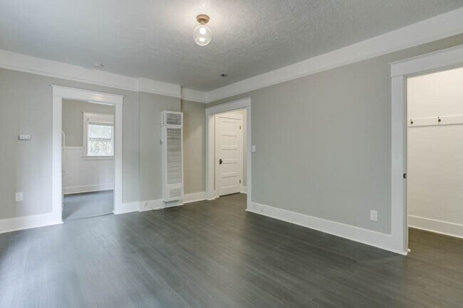 Building Photo - St. Johns Gorgeous Renovated Top Floor Studio w/ 1 MONTH FREE!