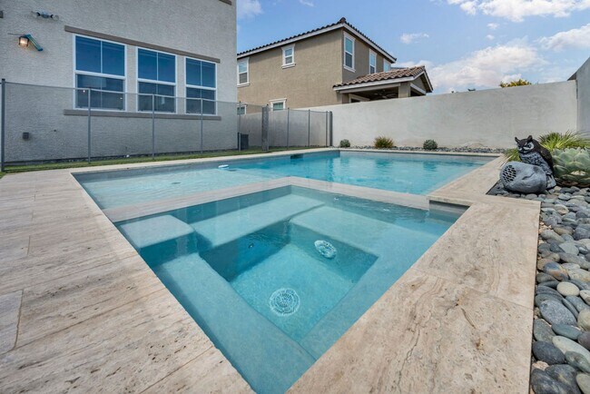 Building Photo - Spacious 5-Bedroom Home with Loft, Pool & Mountain Views