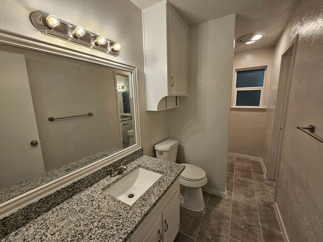 Building Photo - Beautifully Renovated 2-Bedroom Half Duple...