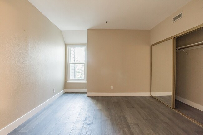 Building Photo - 411 Park Ave