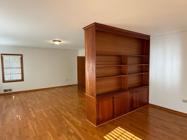 Building Photo - Pinson - Open Floor Plan with Large Living & Family Rooms 2 Bedrooms 2 Bath over 2500 sqft