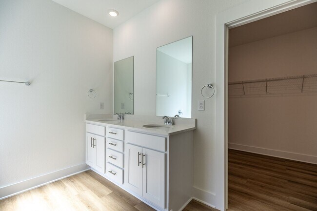 Building Photo - Stunning 5 Bedroom Home in Fairhope, AL! Spacious, Modern, and Move-In Ready!