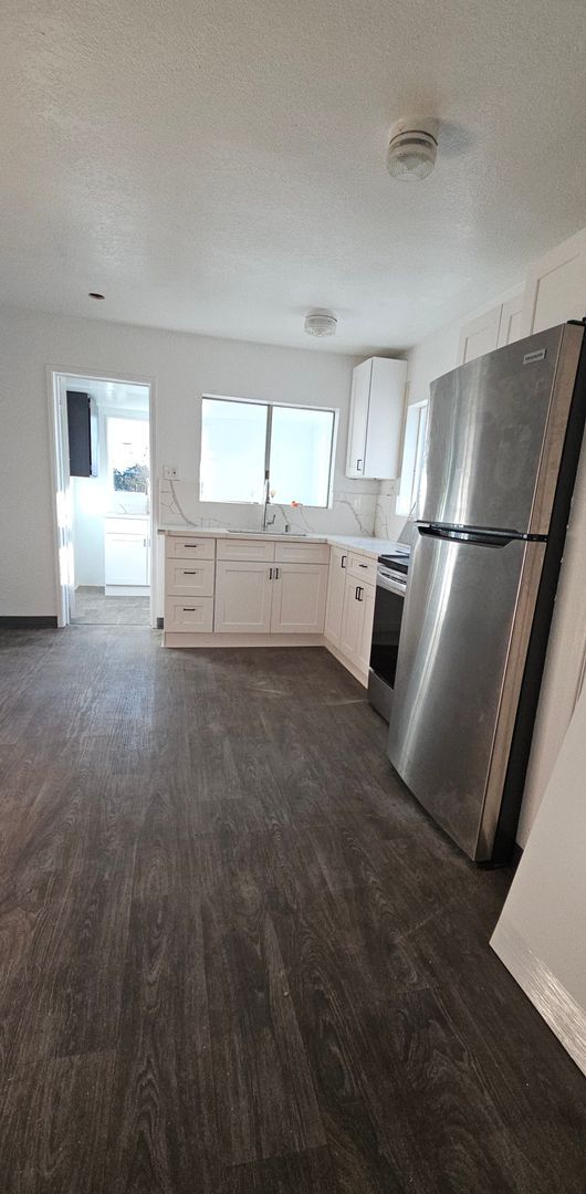 Building Photo - Duplex upper unit in Central District