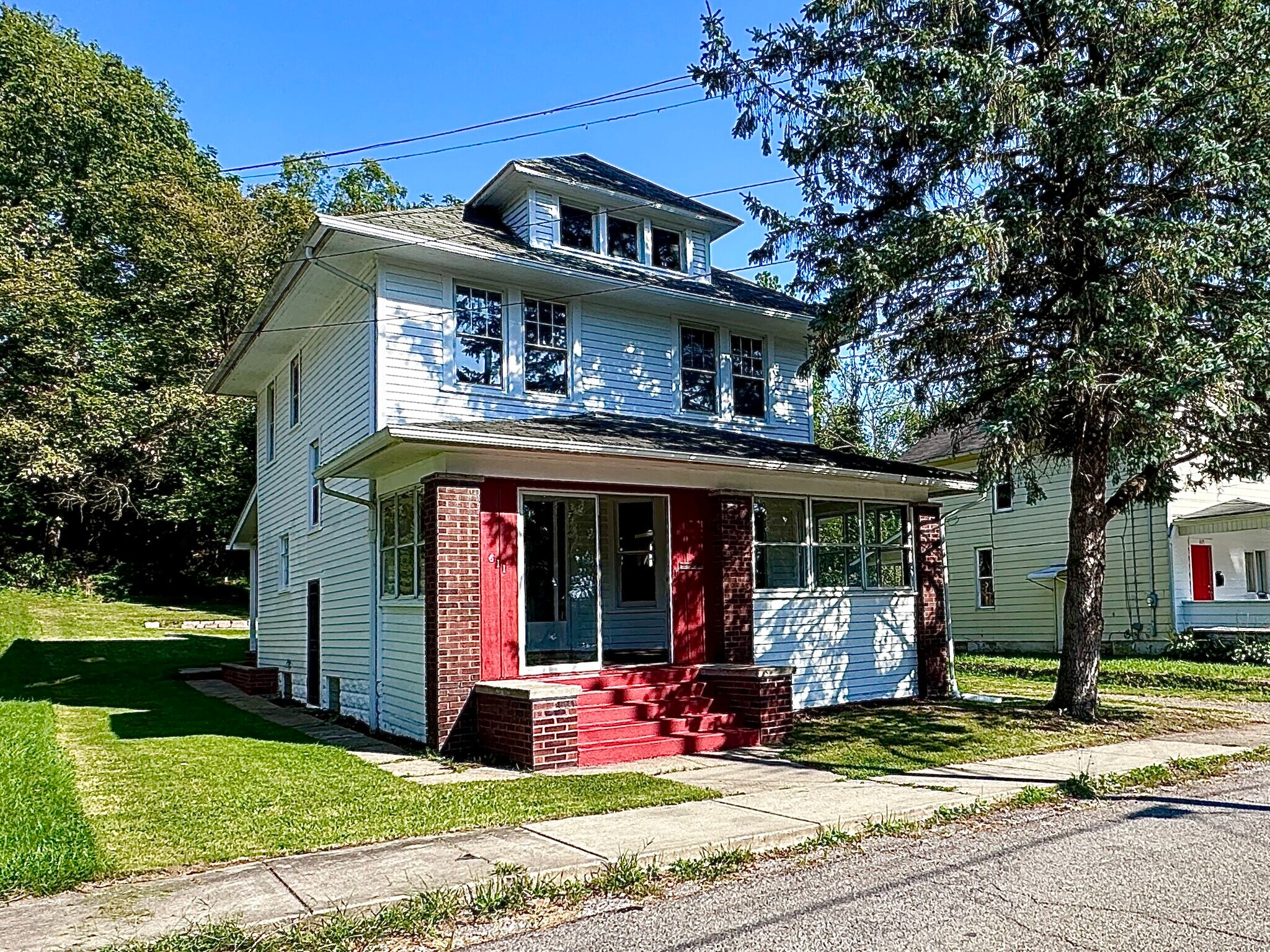Building Photo - 611 Raymond St