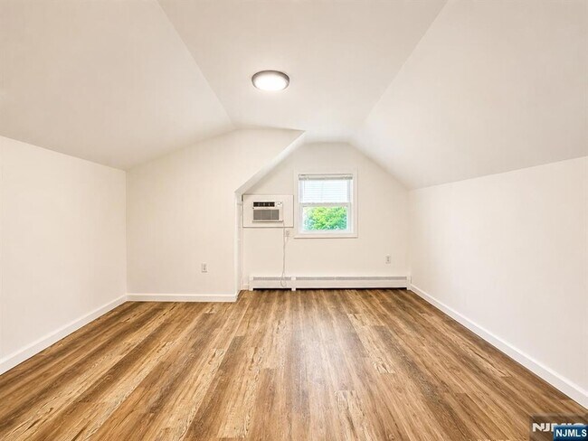 Building Photo - 40 Linwood St