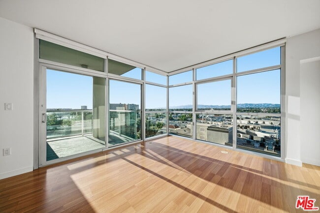 Building Photo - 13700 Marina Pointe Dr